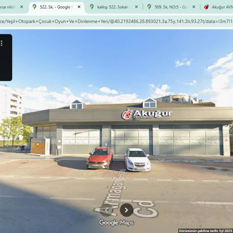 Resmi Kapanış Saati Olmasına Rağmen Mağaza Kapalı Ve Yağmurda Müşterileri Bıraktı