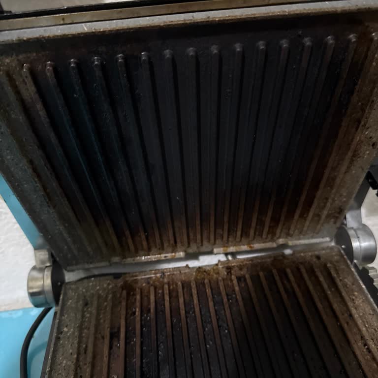 Karaca Tost Makinesinin Izgaraları Tamamen Yanmış Durumda