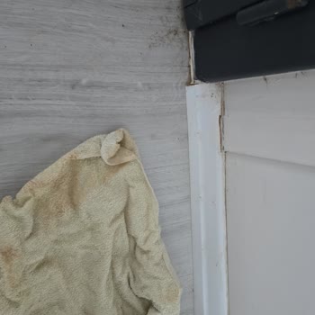 Sözleşme Süresi Aşan Ve Tamamlanmamış Prefabrik Evde Su Sızıntısı Ve Küflenme