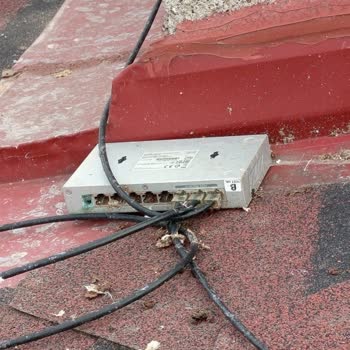 Çatıdaki Açıkta Bırakılan Cihaz Nedeniyle Feniks İnternet Kesintisi Ve Güvenlik Sorunu