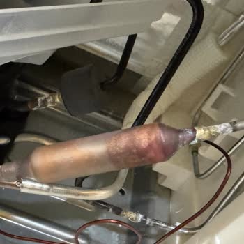 Elektrik Kaçağı Ve Oksitlenmiş Borularla Karşılaşılan Siemens Buzdolabının Değişim Talebi