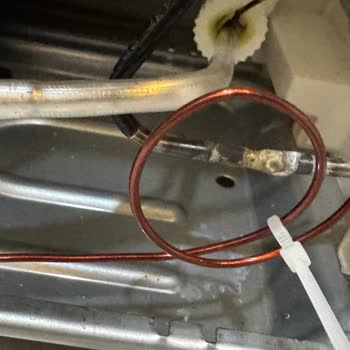 Elektrik Kaçağı Ve Oksitlenmiş Borularla Karşılaşılan Siemens Buzdolabının Değişim Talebi