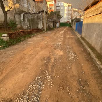 883. Sokak Yolunda Çamur Ve Çukurlar Nedeniyle Araç Hasarı, Acil Asfaltlama Gerekiyor