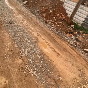 883. Sokak Yolunda Çamur Ve Çukurlar Nedeniyle Araç Hasarı, Acil Asfaltlama Gerekiyor