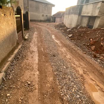 883. Sokak Yolunda Çamur Ve Çukurlar Nedeniyle Araç Hasarı, Acil Asfaltlama Gerekiyor