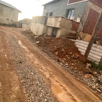 883. Sokak Yolunda Çamur Ve Çukurlar Nedeniyle Araç Hasarı, Acil Asfaltlama Gerekiyor