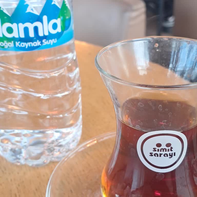 Simit Sarayı'nda Su Ve Çay Fiyatları Aşırı Yüksek