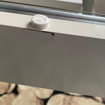 Kırık Masanın Uzun Bekleyişi Ve Sıkıcı Gıcırdama Sorunu