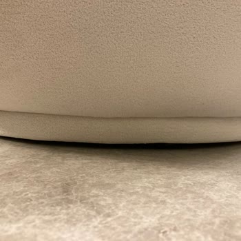 Alt Yuvarlak Kısmı Zeminle Temas Etmediği İçin Berjer Sallanıyor Ve Kullanılamıyor