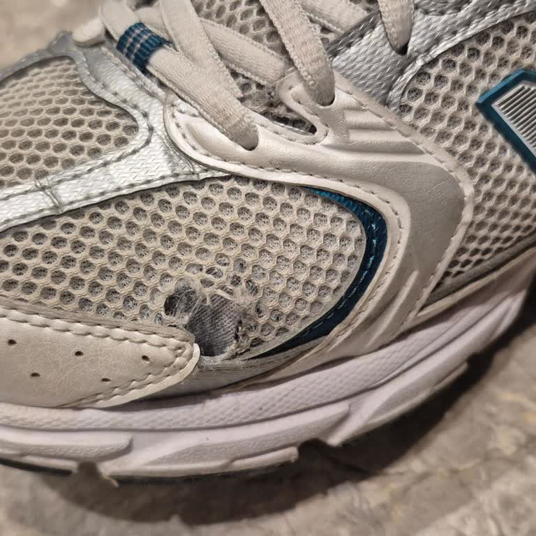 İki Ayda Parçalanan New Balance 530 Ayakkabım İçin Ücretsiz Onarım Ve İade Talebi