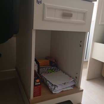 Elbise Dolabı Ve Çalışma Masası Kapakları Menteşe Yerinden Ayrıldı