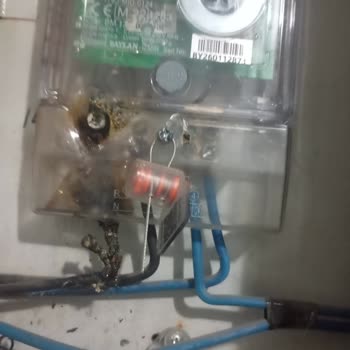 Dicle Elektrik’ten Müdahale Eksikliği Binada Yangın Riski Ve Donma Sorunu Yaratıyor