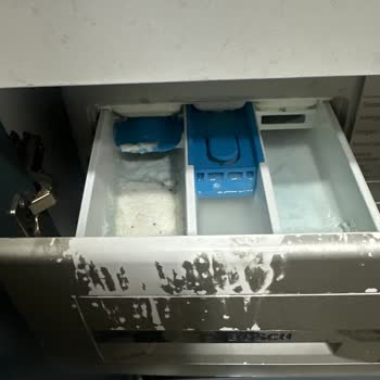 Bosch Çamaşır Makinesinde Renk Solması Ve Deterjan Çekmecesi Kalıntısı, Servis Hatası İddiası