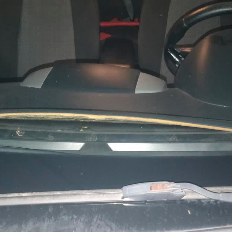 Kia Ceed Ön Cam-Göğüs Bağlantısındaki Üretim Hatası Ve Ücretsiz Parça Değişimi Talebi