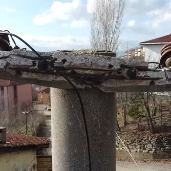 Kurtuluş Mahallesi'nde Çocukları Tehdit Eden Sokak Aydınlatma Direği Acilen Değiştirilmeli