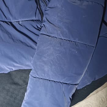 Kumaş Üzerindeki Kalıcı Lekeler Ve Tekrarlanan Garanti Redleri Nedeniyle Boyner Montu Kullanılamaz