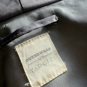 Yargıcı Pelüş Kaban Deri Şeritlerinin 2 Yılda Soyulması Ve Garanti Dışı Sorun