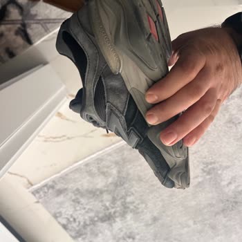 New Balance 9060 Model Ayakkabısında Kısa Sürede Renk Solması Ve Astar Yırtılması