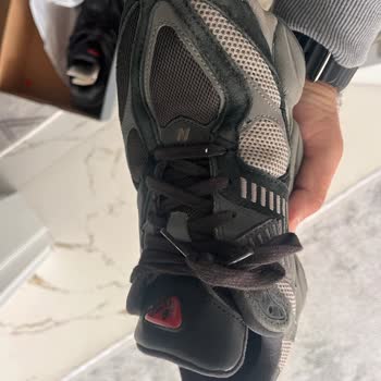 New Balance 9060 Model Ayakkabısında Kısa Sürede Renk Solması Ve Astar Yırtılması