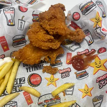 Carl's Jr. Çiğ Tavuk ve Saygısız Personel Nedeniyle 850 TL İade Talebi