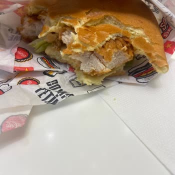 Carl's Jr. Çiğ Tavuk ve Saygısız Personel Nedeniyle 850 TL İade Talebi