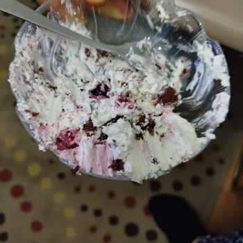 Liva Pastanesi'nden Aldığım Özel Pasta Gerçek Kremasız, 912 TL'ye Değer Değil