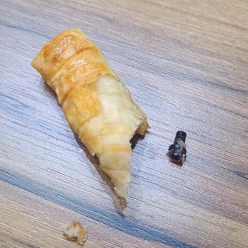 A101 Şubesindeki Nimet Böreğinde Civata Çıktı Ve Dişim Kırıldı