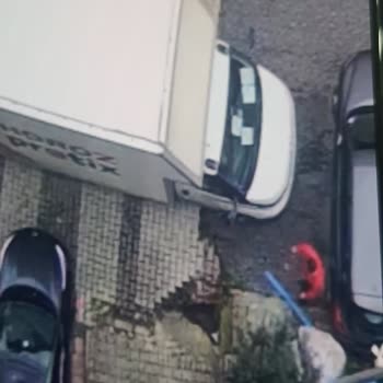 Enza Home Ve Horoz Lojistik'in Ambalaj Atıklarını Bina Önüne Bırakması