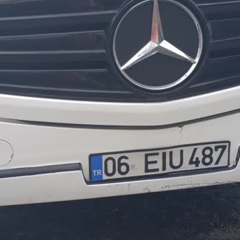 Kirli Ve Havasız Otobüste Uzayan Mola Ve Telefonla Konuşan Şoför