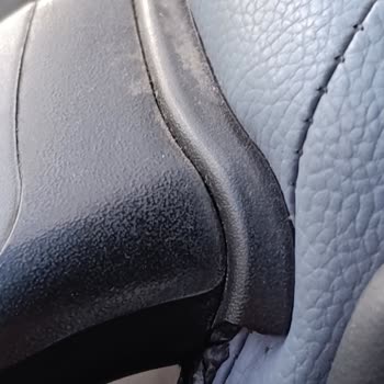 Kirli Ve Havasız Otobüste Uzayan Mola Ve Telefonla Konuşan Şoför