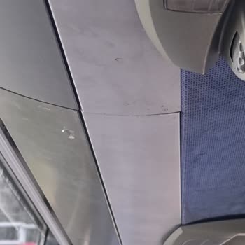 Kirli Ve Havasız Otobüste Uzayan Mola Ve Telefonla Konuşan Şoför