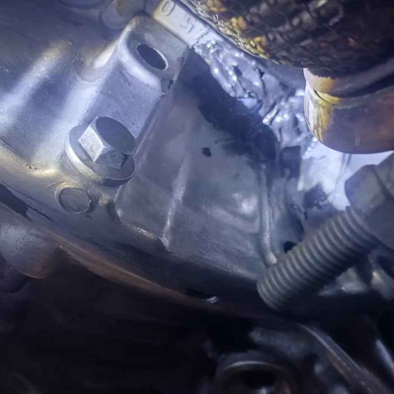 Garanti Kapsamındaki Peugeot 5008 Araçta Silikonlu Yağ Kaçağı Onarımı