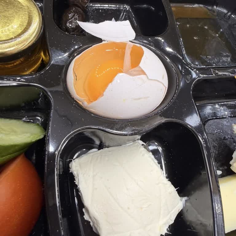 Köfteci Yusuf Kadıköy Rıhtım Şubesinde Çiğ Yumurtalı Kahvaltı Şikayeti