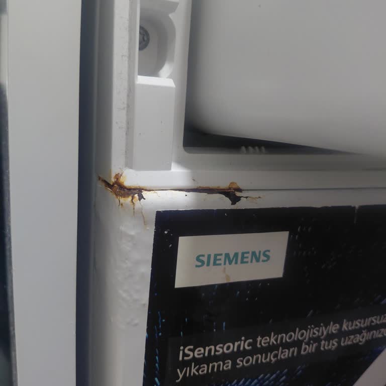 Siemens Çamaşır Makinesinde Deterjan Bölümünden Sızan Su İle Ön Kapak Çürümesi Ve Üretim Hatası
