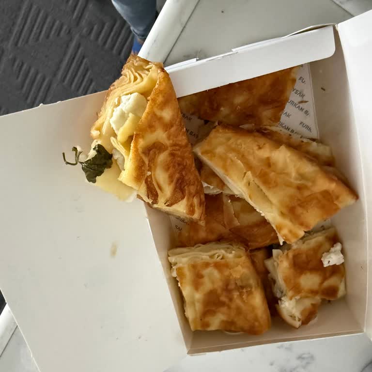 Börek Paketi Sadece Kenar Parçalarıyla Sunuluyor, Müşteri Şikayet Ediyor