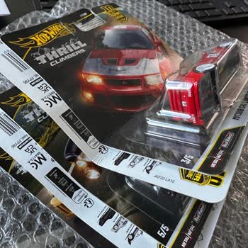 Özensiz Paketleme Nedeniyle Hasarlı Model Araba Seti