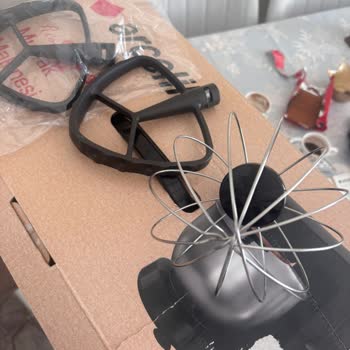 Hayal Kırıklığına Uğrattı: Kullanılmış Ve Çizik Hamur Yoğurma Makinesi Gönderildi