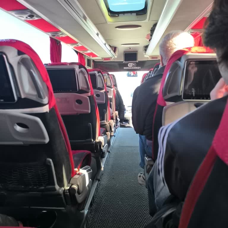 Mazot Kokulu Eski Otobüs Ve Saygısız Şoför Ve Muavin Davranışı