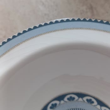 Korkmaz Servis Tabaklarının Beyaz Kısımlarında İnce Çatlaklar Ve Kararmalar Oluşmaya Başladı!