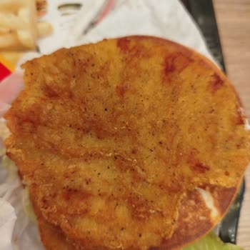 Zorlu McDonald’s’te Mc Chicken Menüde Kuru Ve Bayat Tavuk Sorunu