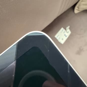Yeni Tablet Ekranındaki Kılcal Çiziklerden Dolayı Hemen Değişim Talebi