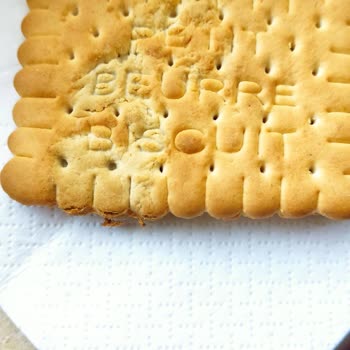 Koop Market Bisküvilerinde Yabancı Madde Ve Şekil Bozukluğu