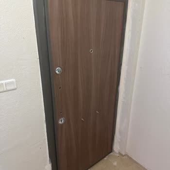 Kardeşler Çelik Kapı Kapının Arka Kısmının Yanlış Gönderildi Ve Arka Kulpu Hiç Takılmadı