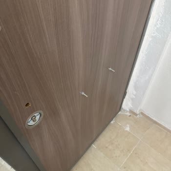 Kardeşler Çelik Kapı Kapının Arka Kısmının Yanlış Gönderildi Ve Arka Kulpu Hiç Takılmadı