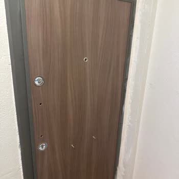 Kardeşler Çelik Kapı Kapının Arka Kısmının Yanlış Gönderildi Ve Arka Kulpu Hiç Takılmadı