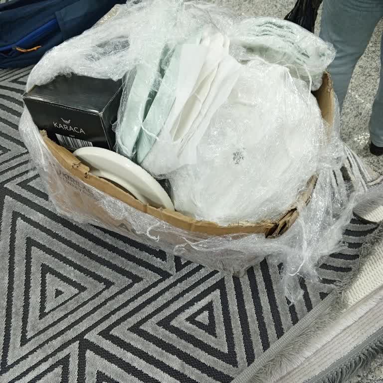 Karaca Züccaciye Tarafımıza Gönderilen Ürünlerin Teşhirdekiyle Aynı Olmadığını Gördük