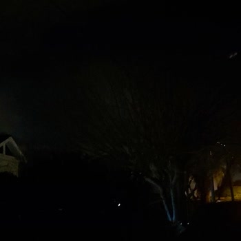 Sürekli Sönerek Karanlıkta Bırakan Sokak Lambaları İçin Acil Çözüm İsteği