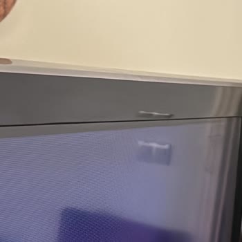 Samsung TV Serviste Yeni Hasarlarla Geri Döndü, Ücretsiz Onarım Talebi