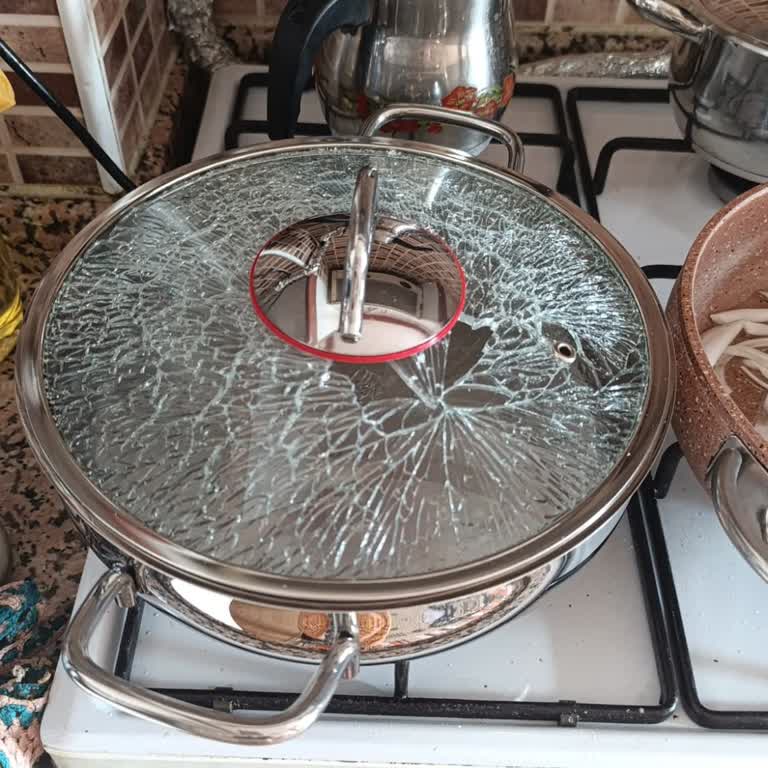 Karaca Züccaciye Tencerenin Cam Kapağı Aniden Patladı