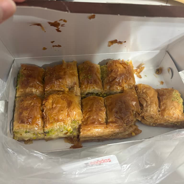 Baklava Paketi Kenar Parçalarıyla Dolu, Müşteri Hayal Kırıklığı Yaşadı